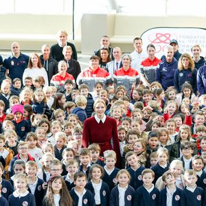La princesse Charlène de Monaco au Grimaldi Forum, accompagnée du champion monégasque de descente en apnée, Pierre Frolla, et la nouvelle directrice de sa Fondation Mme Anne Boggio, pour accueillir tous les élèves de Cours Préparatoire (CP) de Monaco (316 enfants) pour une matinée de sensibilisation à la prévention de la noyade à Monaco, le 28 novembre 2025. Claudia Albuquerque/Bestimage