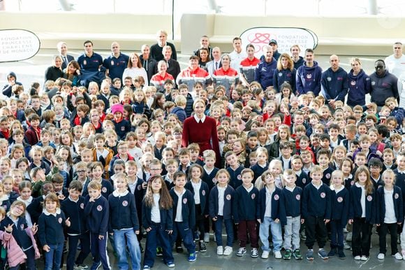 La princesse Charlène de Monaco au Grimaldi Forum, accompagnée du champion monégasque de descente en apnée, Pierre Frolla, et la nouvelle directrice de sa Fondation Mme Anne Boggio, pour accueillir tous les élèves de Cours Préparatoire (CP) de Monaco (316 enfants) pour une matinée de sensibilisation à la prévention de la noyade à Monaco, le 28 novembre 2025. Claudia Albuquerque/Bestimage