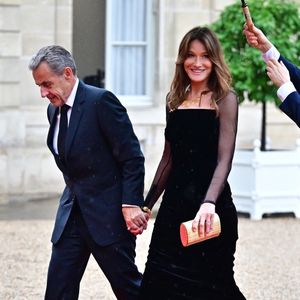 Nicolas Sarkozy et sa femme Carla Bruni arrivent au dîner d’État en l’honneur du président brésilien et de sa femme au palais présidentiel de l’Élysée à Paris, le 5 juin 2025.

© Christian Liewig / Bestimage