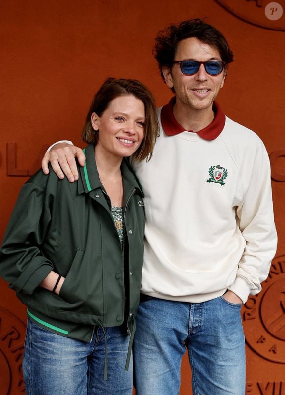 Mélanie Thierry et son compagnon le chanteur Raphaël au village lors des Internationaux de France de Tennis de Roland Garros, à Paris, France. © Jacovides-Moreau/Bestimage