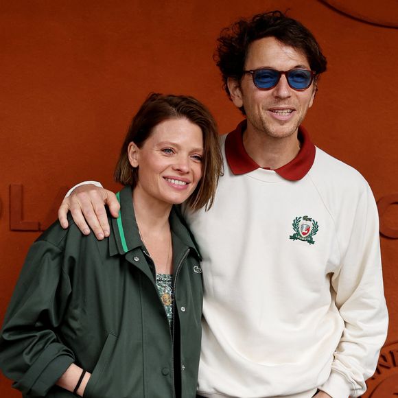 Mélanie Thierry et son compagnon le chanteur Raphaël au village lors des Internationaux de France de Tennis de Roland Garros, à Paris, France. © Jacovides-Moreau/Bestimage