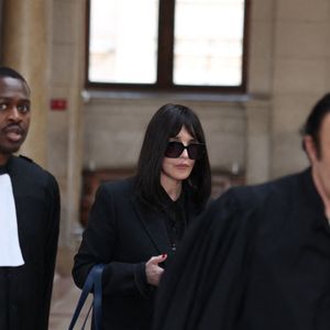 Isabelle Adjani arrive pour la tenue de son procès en appel (chambre 2-13) pour fraude fiscale, au Palais de Justice de Paris, le 27 février 2026.
© Julien Sarkissian/Bestimage