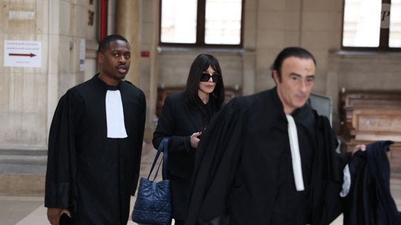 Isabelle Adjani arrive pour la tenue de son procès en appel (chambre 2-13) pour fraude fiscale, au Palais de Justice de Paris, le 27 février 2026.
© Julien Sarkissian/Bestimage