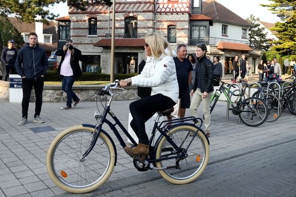 La première dame Brigitte Macron sort de chez elle à vélo, Le Touquet, France, le 25 mai 2019 la veille des élections européennes.
© Stephane Lemouton / Bestimage