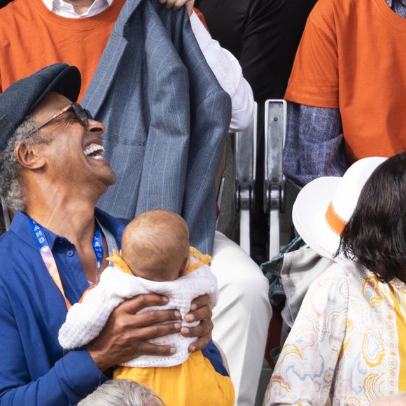 Yannick Noah, sa compagne Malika et leur fille Keelaani lors de l'hommage à R.Nadal lors des internationaux de France de tennis à Roland Garros le 25 mai 2025. © Jacovides / Moreau / Bestimage