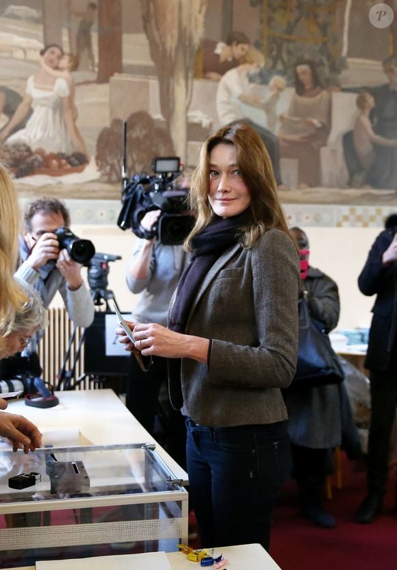 Carla Bruni-Sarkozy - Nicolas Sarkozy et sa femme Carla Bruni-Sarkozy votent au lycée Jean de la Fontaine dans le 16ème à Paris pour le 1er tour des élections régionales le 6 décembre 2015. © Dominique Jacovides - Cyril Moreau / Bestimage