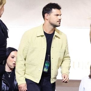 Née le 16 septembre 2026, la petite fille se prénomme Lennon Taylor Lautner et est surnommée Lenny.

L'acteur Taylor Lautner est sa femme Taylor au concert de Justin Timberlake à Kia Forum en Inglewood le 18/05/2024.

Photo : Backgrid USA / Bestimage
