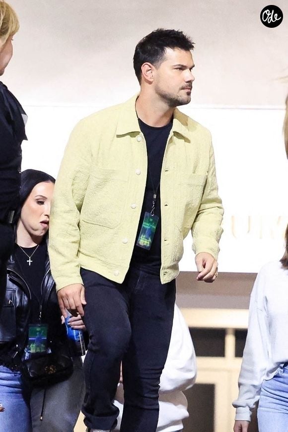Née le 16 septembre 2026, la petite fille se prénomme Lennon Taylor Lautner et est surnommée Lenny.

L'acteur Taylor Lautner est sa femme Taylor au concert de Justin Timberlake à Kia Forum en Inglewood le 18/05/2024.

Photo : Backgrid USA / Bestimage