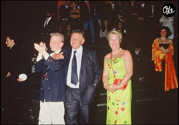 Philippe Bouvard avec sa femme Colette et leur petit fils à Cannes lors de l'anniversaire de l'une de leurs filles en 1994.

BALDINI / BESTIMAGE