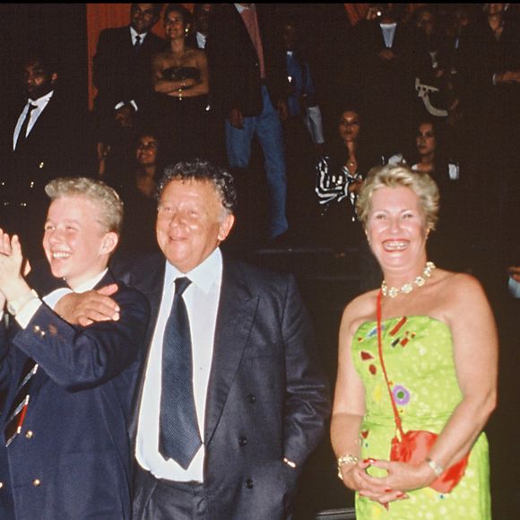 Philippe Bouvard avec sa femme Colette et leur petit fils à Cannes lors de l'anniversaire de l'une de leurs filles en 1994.

BALDINI / BESTIMAGE