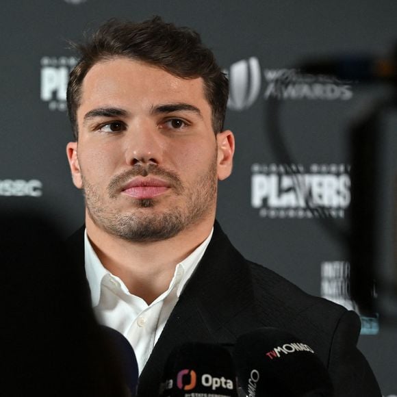 Antoine Dupont vient en aide aux habitants de Mayotte

Antoine Dupont durant la cérémonie des World Rugby Awards à la salle des Etoiles à Monaco. © Bruno Bebert/Bestimage