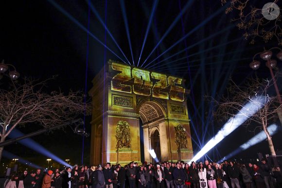 Exclusif - Stéphane Bern présente l'émission "La Grande Soirée du 31 de Paris" diffusée sur France 2 sur les Champs-Elysées, en présence de Anne Hidalgo et Gil Alma, à Paris, France, le 31 décembre 2025. © Jack Tribeca/BHM/Bestimage