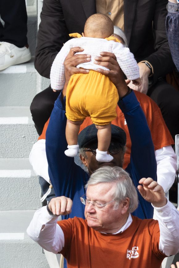 Yannick Noah et sa fille Keelaani lors de l'hommage à R.Nadal lors des internationaux de France de tennis à Roland Garros le 25 mai 2025. © Jacovides / Moreau / Bestimage