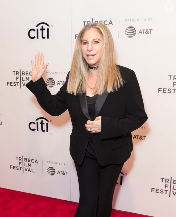 Lors d'une cérémonie retransmise en direct

Info - Festival de Cannes : l'artiste Barbra Streisand recevra une Palme d'or d'honneur - Barbra Streisand à la soirée Tribeca Talks Storytellers lors du Festival du Film de Tribeca à New York, le 29 avril 2017
PacificPressAgency / Bestimage