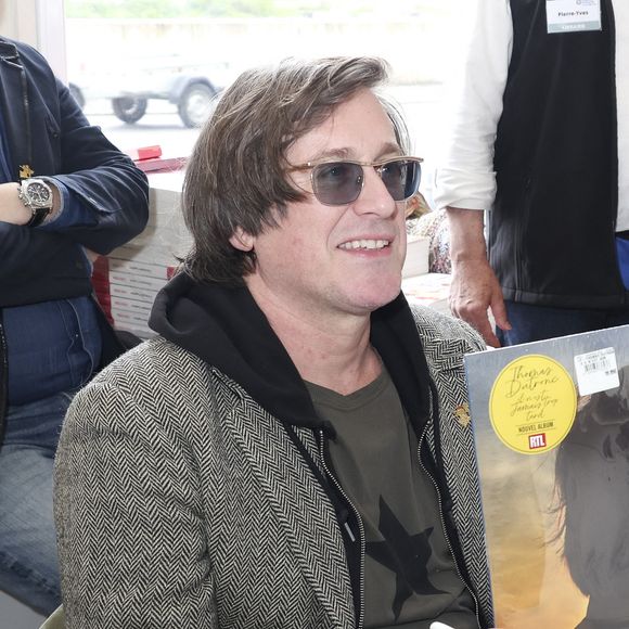 Thomas Dutronc - 30ème Journées Nationales du Livre et du Vin à Saumur le 11 avril 2026. © Jack Tribeca / Bestimage