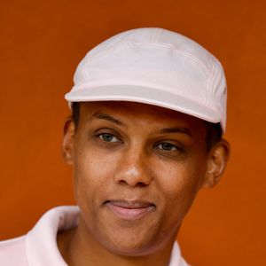 Discret ces dernières années après des soucis de santé et l’annulation d’une tournée, Stromae a fait une apparition très remarquée qui a ravi ses fans.

Stromae au village lors des Internationaux de France de Tennis de Roland Garros 2025, à Paris, France, le 8 juin 2025. © Cyril Moreau/Bestimage