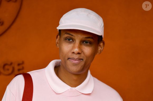 Discret ces dernières années après des soucis de santé et l’annulation d’une tournée, Stromae a fait une apparition très remarquée qui a ravi ses fans.

Stromae au village lors des Internationaux de France de Tennis de Roland Garros 2025, à Paris, France, le 8 juin 2025. © Cyril Moreau/Bestimage