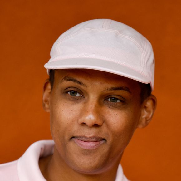 Discret ces dernières années après des soucis de santé et l’annulation d’une tournée, Stromae a fait une apparition très remarquée qui a ravi ses fans.

Stromae au village lors des Internationaux de France de Tennis de Roland Garros 2025, à Paris, France, le 8 juin 2025. © Cyril Moreau/Bestimage