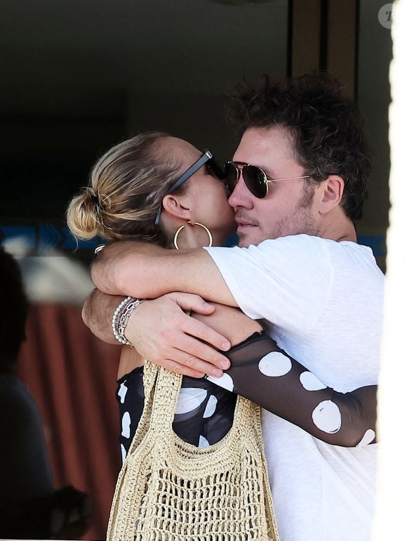 Exclusif - Prix Spécial - No Web - Laeticia Hallyday accompagnée de son compagnon Frédéric Suant et de sa fille Joy sont aller acceuillir Jade à l'aéroport de Saint-Barthélemy-Rémy-de-Haenen où tout le monde se retrouve pour le 50ème anniversaire de Laeticia, à Saint-Jean, Saint-Barthélémy, Antilles françaises, France, le 15 mars 2025.