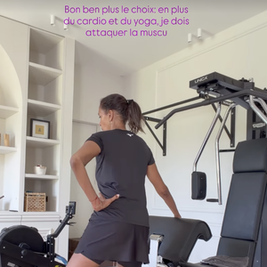 Elle poursuit avec une machine de musculation pour des levés de jambe latéraux, parfaits pour le travail du moyen fessier.