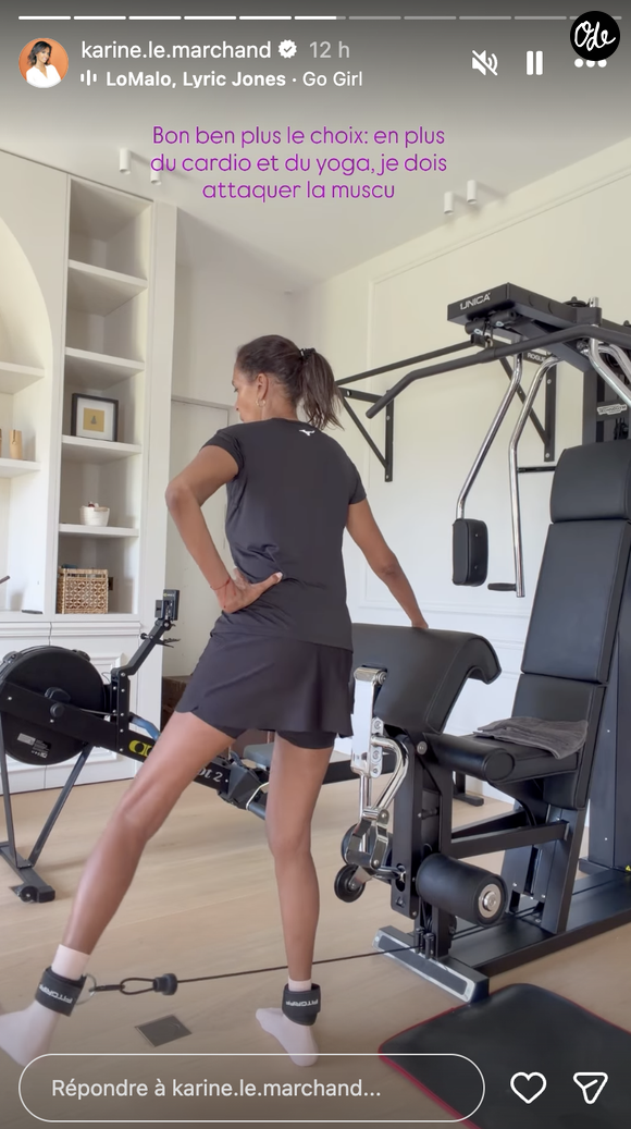 Elle poursuit avec une machine de musculation pour des levés de jambe latéraux, parfaits pour le travail du moyen fessier.