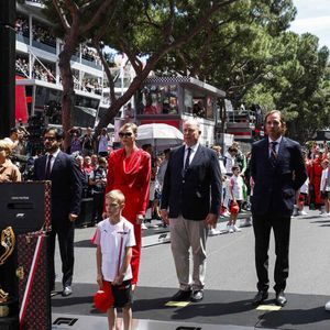 On ne pouvait pas la manquer ! Charlene de Monaco a brillé dans sa combinaison rouge.

Le prince Albert II de Monaco et la princesse Charlene, Andrea Casiraghi, Bernard Arnault lors du Grand Prix de Formule 1 de Monaco Tag Heuer © Dante Badano / PsnewZ / Bestimage