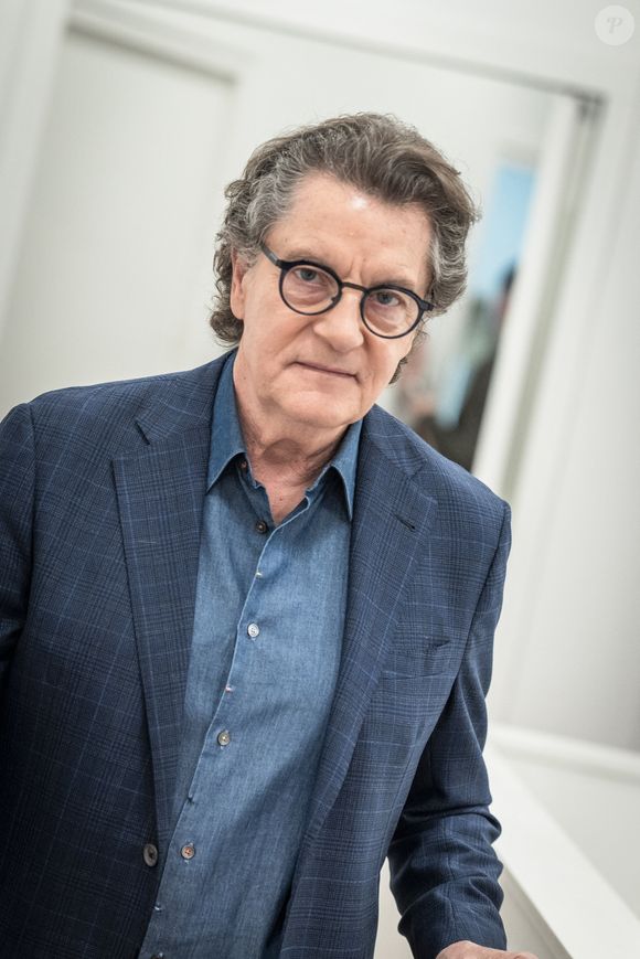 Les plus grands classiques de l’artiste ont été repris dans une ambiance très émouvante.

Exclusif - Francis Cabrel en backstage de l'enregistrement de l'émission "Serge Lama, le dernier rappel" présentée par F. Bollaert, diffusée le vendredi 21 novembre 2025 sur France 3 à 21h10, au théâtre Marigny à Paris, France, le 29 avril 2025. © Clovis-Moreau/Bestimage