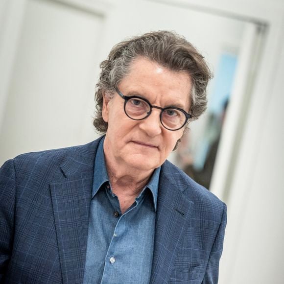 Les plus grands classiques de l’artiste ont été repris dans une ambiance très émouvante.

Exclusif - Francis Cabrel en backstage de l'enregistrement de l'émission "Serge Lama, le dernier rappel" présentée par F. Bollaert, diffusée le vendredi 21 novembre 2025 sur France 3 à 21h10, au théâtre Marigny à Paris, France, le 29 avril 2025. © Clovis-Moreau/Bestimage