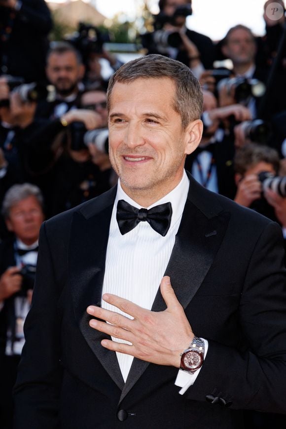 De son côté, Guillaume Canet avait opté pour un élégant smoking accompagné d’un nœud papillon classique

Guillaume Canet - Montée des marches du film « Karma » lors du 79ème Festival International du Film de Cannes, le 15 mai 2026. © Jacovides-Moreau / Bestimage