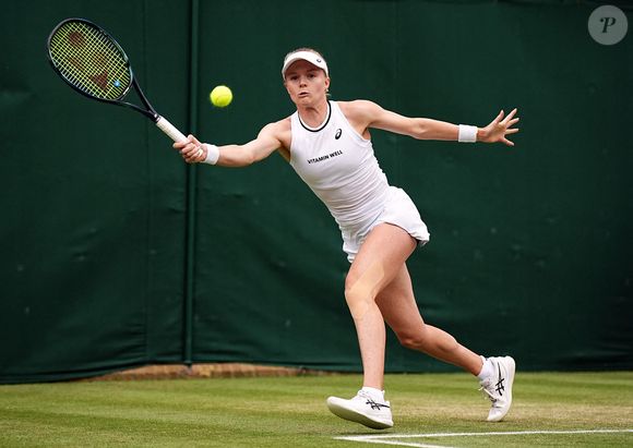 Harriet Dart en action dans le double mixte le huitième jour des Championnats de Wimbledon 2024 au All England Lawn Tennis and Croquet Club, Londres. Le 8 juillet 2024. Photo : Aaron Chown/PA Wire.