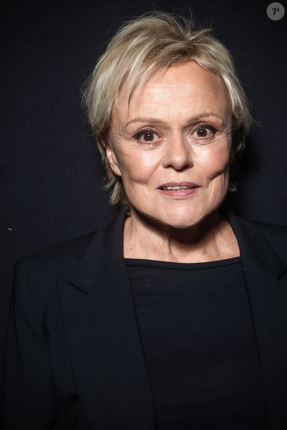 Exclusif - Muriel Robin en backstage de l'enregistrement de l'émission "La Boîte à secrets", présentée par F.Bollaert et diffusée le 9 janvier 2026 sur France 3, dans les studios du Lendit à Saint-Denis, France, le 2 décembre 2025. © Cyril Moreau/Bestimage