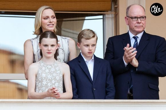 Le prince Albert II de Monaco, la princesse Charlène de Monaco, le prince héréditaire Jacques de Monaco, marquis des Baux, la princesse Gabriella de Monaco, comtesse de Carladès au balcon du Palais princier lors de la célébration de la fête de la Saint Jean sur la Place du Palais princier de Monaco, le 23 juin 2026. La Saint Jean est à l'origine une fête païenne puis chrétienne. Pour les païens, c'était une fête qui célébrait les moissons. Une fois christianisée, cette fête est devenue celle du solstice d'été et donc la fête de la lumière. © Claudia Albuquerque/Bestimage