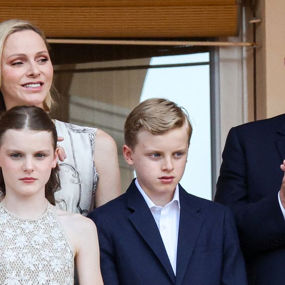 Le prince Albert II de Monaco, la princesse Charlène de Monaco, le prince héréditaire Jacques de Monaco, marquis des Baux, la princesse Gabriella de Monaco, comtesse de Carladès au balcon du Palais princier lors de la célébration de la fête de la Saint Jean sur la Place du Palais princier de Monaco, le 23 juin 2026. La Saint Jean est à l'origine une fête païenne puis chrétienne. Pour les païens, c'était une fête qui célébrait les moissons. Une fois christianisée, cette fête est devenue celle du solstice d'été et donc la fête de la lumière. © Claudia Albuquerque/Bestimage