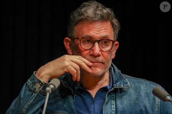 Le réalisateur et scénariste Michel Hazanavicius à la Station Ausone - Librairie Mollat à Bordeaux - France, pour un échange avec le public lors de la présentation de "Carnets d'Ukraine" qu'il a écrit et illustré. Le 6 mars 2025. ©Jean-Marc Lhomer/Bestimage.