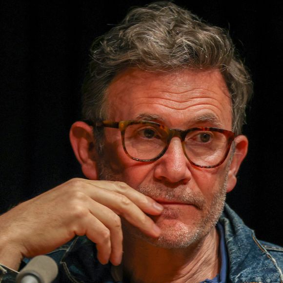 Le réalisateur et scénariste Michel Hazanavicius à la Station Ausone - Librairie Mollat à Bordeaux - France, pour un échange avec le public lors de la présentation de "Carnets d'Ukraine" qu'il a écrit et illustré. Le 6 mars 2025. ©Jean-Marc Lhomer/Bestimage.