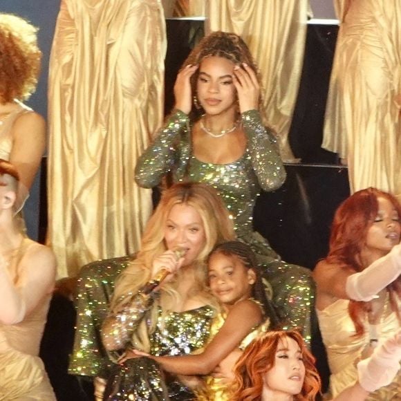 Les 19, 21 et 22 juin 2025, la star américaine a électrisé le Stade de France, prouvant une nouvelle fois son statut incontestable de Queen Bee.

Beyonce Knowles en concert à Los Angeles dans le cadre de sa tournée "Cowboy Carter". Beyonce a fait monter sur scène ses filles Blue Ivy et Rumi Carter. Backgrid USA / Bestimage