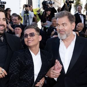 Artus, Clovis Cornillac et l'équipe du film "Un p'tit truc en plus" - Montée des marches du film « Le comte de Monte-Cristo » lors du 77ème Festival International du Film de Cannes, au Palais des Festivals à Cannes. Le 22 mai 2024
© Jacovides-Moreau / Bestimage