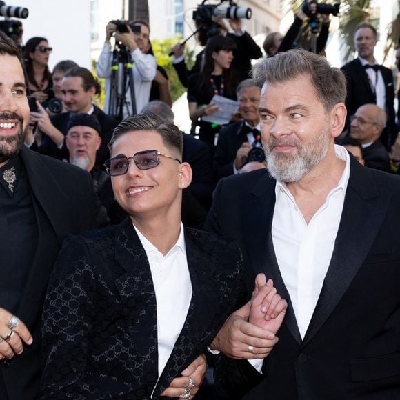 Artus, Clovis Cornillac et l'équipe du film "Un p'tit truc en plus" - Montée des marches du film « Le comte de Monte-Cristo » lors du 77ème Festival International du Film de Cannes, au Palais des Festivals à Cannes. Le 22 mai 2024
© Jacovides-Moreau / Bestimage