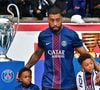 Presnel Kimpembe et ses fils Kayis et Kahil - Le vibrant hommage du Parc des Princes pour Kimpembe, en larmes après son départ du PSG à la fin match de football de Ligue 1 McDonald's opposant le Paris Saint-Germain (PSG) (2-0) au RC Lens à Parisle 14 septembre 2025. Le défenseur français Presnel Kimpembe, qui a quitté son club formateur pour rejoindre le Qatar SC, a reçu un hommage de la part des supporters parisiens. © Christian Liewig/Bestimage