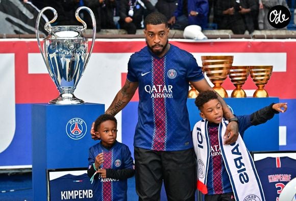 Presnel Kimpembe et ses fils Kayis et Kahil - Le vibrant hommage du Parc des Princes pour Kimpembe, en larmes après son départ du PSG à la fin match de football de Ligue 1 McDonald's opposant le Paris Saint-Germain (PSG) (2-0) au RC Lens à Parisle 14 septembre 2025. Le défenseur français Presnel Kimpembe, qui a quitté son club formateur pour rejoindre le Qatar SC, a reçu un hommage de la part des supporters parisiens. © Christian Liewig/Bestimage