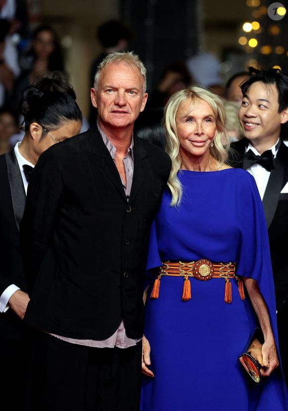 Pour passer inaperçu, il se promène quotidiennement avec ses chiens, portant chapeau et masque afin de rester anonyme. 

Sting et sa femme Trudie Styler - Montée des marches du film " Parthenope " lors du 77ème Festival International du Film de Cannes, au Palais des Festivals à Cannes. Le 21 mai 2024
© Jacovides-Moreau / Bestimage