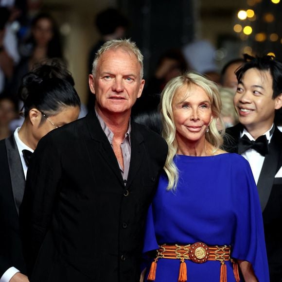 Pour passer inaperçu, il se promène quotidiennement avec ses chiens, portant chapeau et masque afin de rester anonyme. 

Sting et sa femme Trudie Styler - Montée des marches du film " Parthenope " lors du 77ème Festival International du Film de Cannes, au Palais des Festivals à Cannes. Le 21 mai 2024
© Jacovides-Moreau / Bestimage