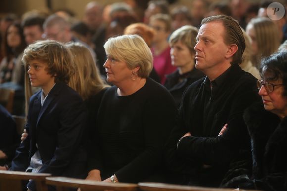 Claude François Junior (Jr), ses enfants, sa mère Isabelle Forêt lors de la messe hommage à Claude François en l'église Notre-Dame d'Auteuil à Paris le 10 mars 2018. Cette commémoration marque le 40ème anniversaire de la mort du chanteur. Ses obsèques ont été célébrées au même endroit le 15 mars 1978.
© CVS / Bestimage