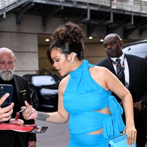 Rihanna (enceinte)  signe des autographes lors du 78ème festival international du film de Cannes pendant que son mari Asap Rocky est sur le tapis rouge du film Highest 2 Lowest le 19 mai 2025.

© Yehiel Chekroune / Bestimage