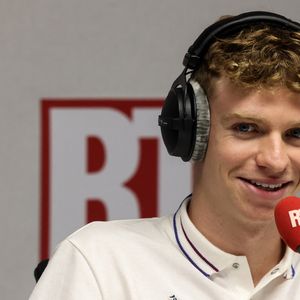 Très vite, le jeune Léon prend goût à cette énigme multicolore. Deux mois seulement après ses débuts, il participe aux Championnats de France organisés à Toulouse.

Léon Marchand, multi médaillé en natation, interviewé par la radio RTL au Club France à la Grande Halle de La Villette, Paris, lors des Jeux Olympiques Paris 2024, le 5 août 2024. © Stéphane Lemouton / Bestimage