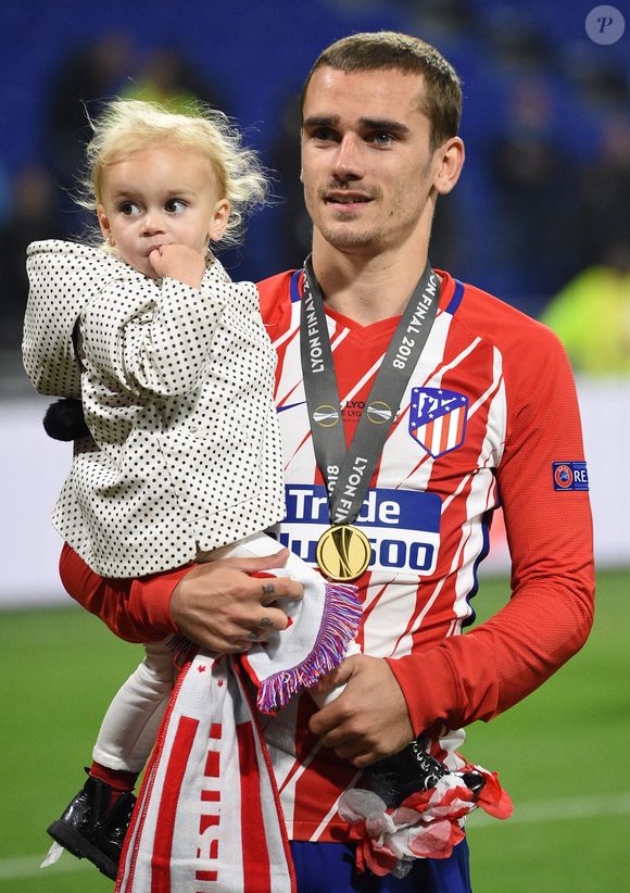 Antoine Griezmann célèbre avec sa fille Mia après le match de finale de l'UEFA Europa League entre Marseille et l'Atletico Madrid à Lyon, France, le 16 mai 2018. L'Atletico s'est imposé 3-0 et a remporté son 3e titre. Photo Christian Liewig/ABACAPRESS.COM