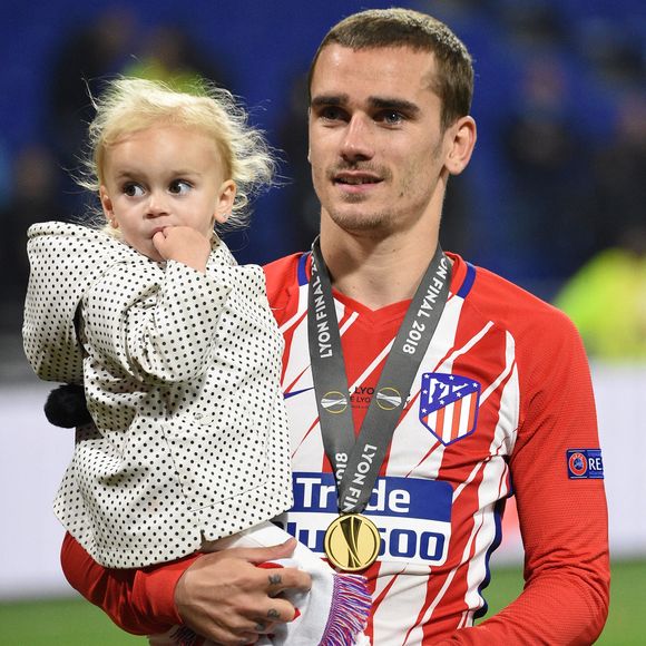 Antoine Griezmann célèbre avec sa fille Mia après le match de finale de l'UEFA Europa League entre Marseille et l'Atletico Madrid à Lyon, France, le 16 mai 2018. L'Atletico s'est imposé 3-0 et a remporté son 3e titre. Photo Christian Liewig/ABACAPRESS.COM