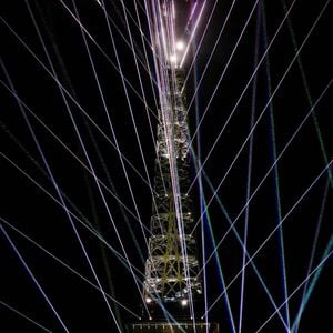 Celine Dion se produit sur la Tour Eiffel lors de la cérémonie d'ouverture des Jeux Olympiques de Paris 2024 au Trocadéro à Paris, en France. Date de la photo : Vendredi 26 juillet 2024. © PA Photo Abaca