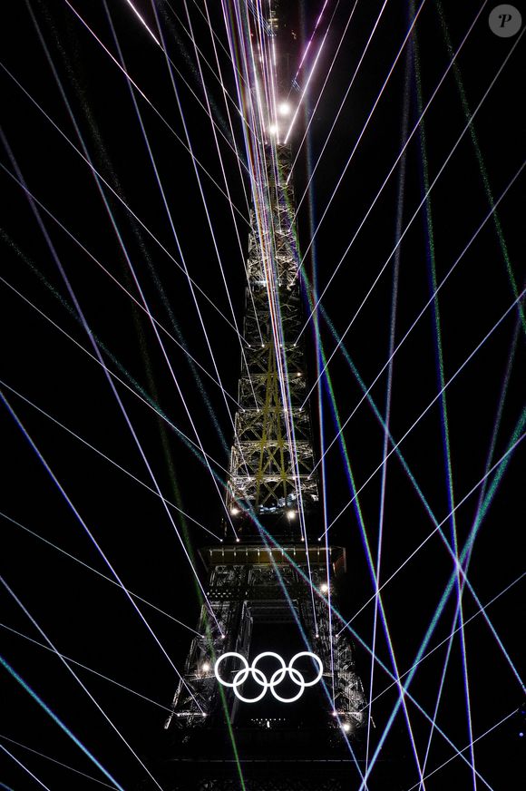 Celine Dion se produit sur la Tour Eiffel lors de la cérémonie d'ouverture des Jeux Olympiques de Paris 2024 au Trocadéro à Paris, en France. Date de la photo : Vendredi 26 juillet 2024. © PA Photo Abaca