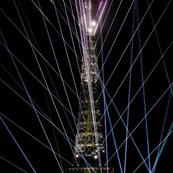 Celine Dion se produit sur la Tour Eiffel lors de la cérémonie d'ouverture des Jeux Olympiques de Paris 2024 au Trocadéro à Paris, en France. Date de la photo : Vendredi 26 juillet 2024. © PA Photo Abaca